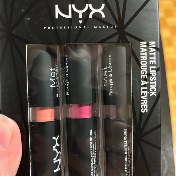 Brand New NYC Matte Lipstick - Picture 3 of 3